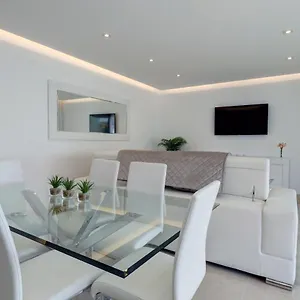 Apartment New Modern 3 Bed Puerto Banus, Marbella