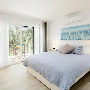Apartment Perfectly Located Beachside In Elviria, Marbella